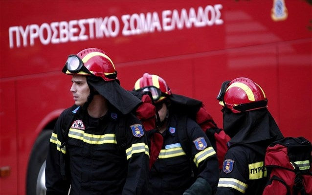 Διαμαρτυρία εποχικών πυροσβεστών με καπνογόνα και πυρσούς στο κέντρο της Αθήνας